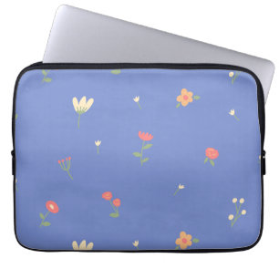 Süßes Blumenmuster auf blauem Hintergrund – Pastel Laptopschutzhülle