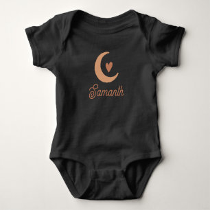 Süßes Boho-Herz und Mond-Monogramm-Name Baby-Mädch Baby Strampler