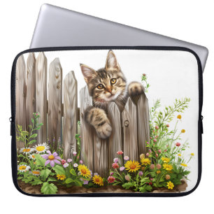 SÜßES BRAUNES TABBY-KÄTZCHEN GUCKT ÜBER DEN ZAUN LAPTOPSCHUTZHÜLLE