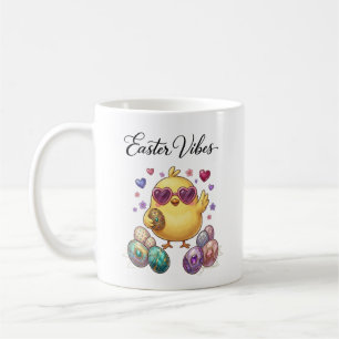 Süßes Cartoon-Osterküken mit Pastell-Eiern und Her Kaffeetasse