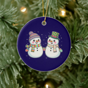 Süßes Cartoon-Schneemann-Paar, das Händchen hält   Keramik Ornament