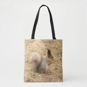 Süßes Eichhörnchen isst ein Nuss-Foto Tasche