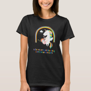 Süßes Einhorn hält Baby, das als Einhorn geboren w T-Shirt