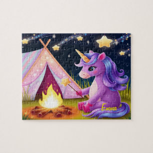 Süßes Einhorn kampiert unter dem Sternenhimmel