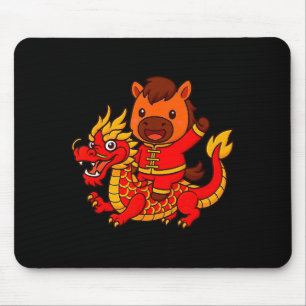 Süßes Feuerpferd, das einen chinesischen Drachen r Mousepad