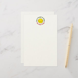 Süßes gelbes glückliches Gesicht genießt Kleinigke Briefpapier