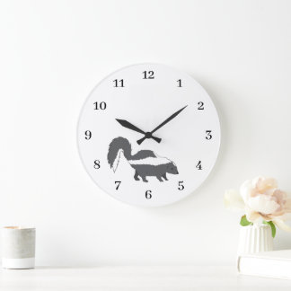 Süßes graues Baby-Stinktier-Design Große Wanduhr