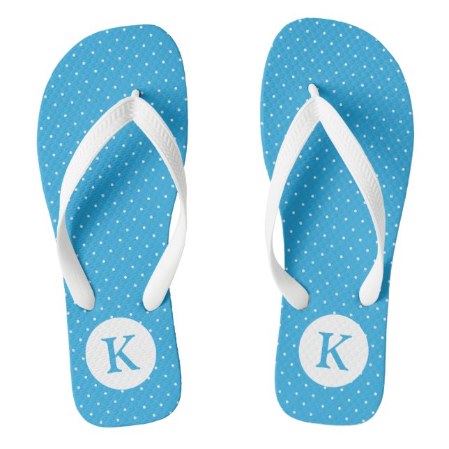 Süßes Hellblaues Tupfenmuster Monogramm Flip Flops (Fußbett)