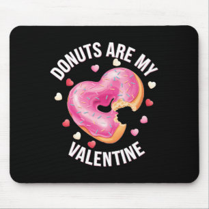 Süßes Herzdonut mit rosa Zuckerguss zum Valentinst Mousepad