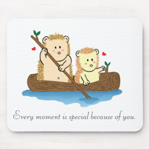 Süßes Igelpärchen, das auf einem Holzboot segelt Mousepad