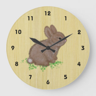 Süßes Kaninchen im Klee mit Holz Hintergrund Große Wanduhr