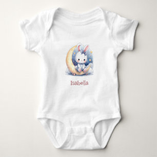 süßes Kaninchen sitzt auf dem Mond Baby Strampler