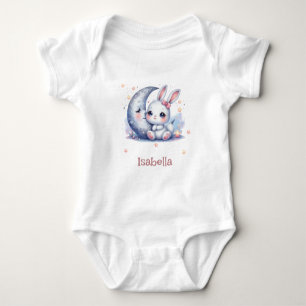süßes Kaninchen sitzt auf dem Mond Baby Strampler