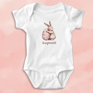 Süßes Kaninchen umarmt ein punktiertes Ei mit Mono Baby Strampler
