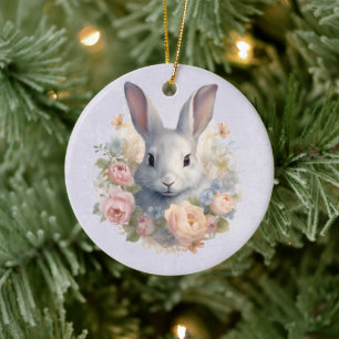 Süßes Kaninchen umgeben von pastellfarbenen Blumen Keramik Ornament