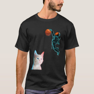 Süßes Kätzchen-Astronaut spielt Basketball für Kat T-Shirt