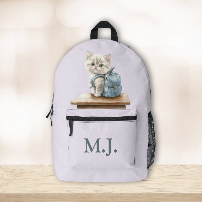 Süßes Kätzchen mit Rucksack Individueller Rucksack (Cute Kitten with Backpack Custom Monogram Backpack on a neutral boho table.)