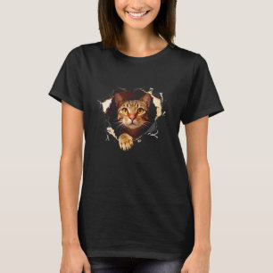 Süßes Kätzchen schaut aus zerrissenem Stoff Katzen T-Shirt
