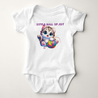 Süßes Kätzchen spielt mit Baby-Body aus Garn Baby Strampler