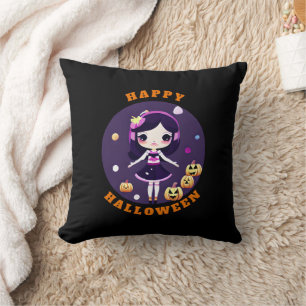 Süßes Kawaii-Mädchen in Kürbissen Halloween Kissen