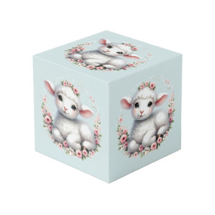 Süßes Lamm mit floraler Krone Illustration Würfel