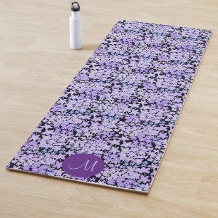 Süßes lila Blumenmonogramm in individuellen Farben Yogamatte