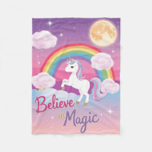 Süßes lila Einhorn in einem sternenklaren Himmel Fleecedecke