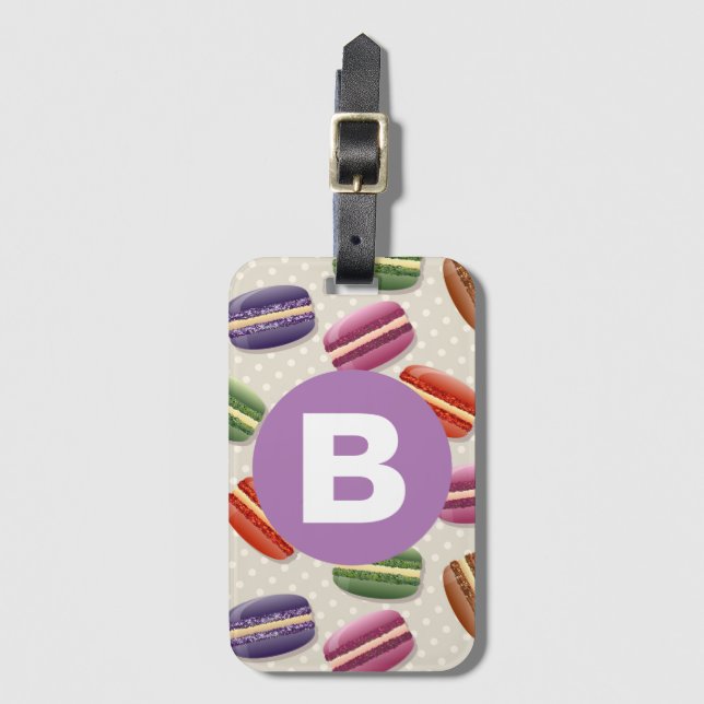 Süßes Macaroon-Muster gepunktetes lila Monogramm Gepäckanhänger (Vorderseite Vertikal)