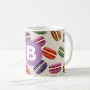 Süßes Macaroon-Muster gepunktetes lila Monogramm Kaffeetasse