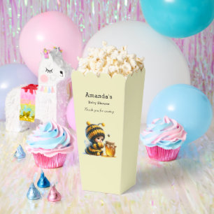 Süßes Mädchen im Bienenkostüm mit Baby-Shower Honi Geschenkschachtel
