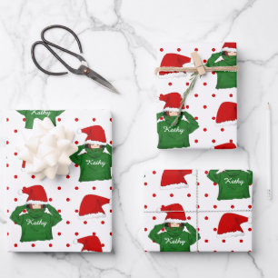 Süßes Mädchen mit grüner Kapuzenjacke und Weihnach Geschenkpapier Set