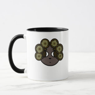 Süßes Mädchen mit Kiwi-Scheiben-Haarrollen und Loc Tasse