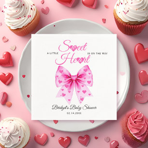 Süßes Mädchen mit rosa Schleife zur Babyparty am V Serviette