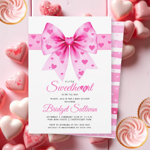 Süßes Mädchen mit rosa Schleife zur Babyparty zum Einladung