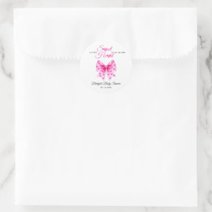Süßes Mädchen mit rosa Schleife zur Babyparty zum Runder Aufkleber