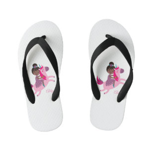 Süßes Mädchen mit schwarzen Haaren reitet auf eine Kinderbadesandalen