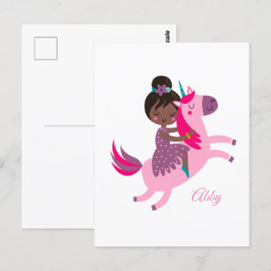 Süßes Mädchen mit schwarzen Haaren reitet auf eine Postkarte