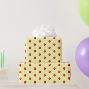 Süßes, mädchenhaftes Erdbeer-Muster auf Creme Geschenkpapier