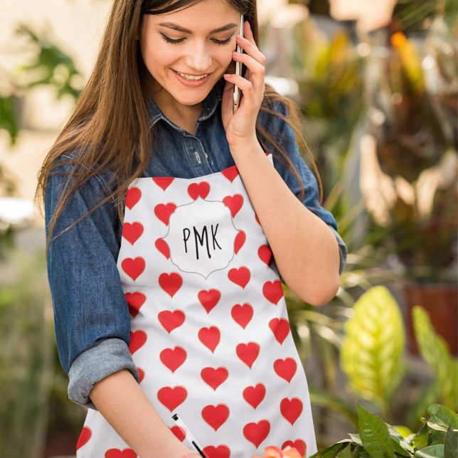 Süßes Monogramm-Rot-Herz-Muster Custom Schürze (Red heart monogram valentine's day cute apron.)