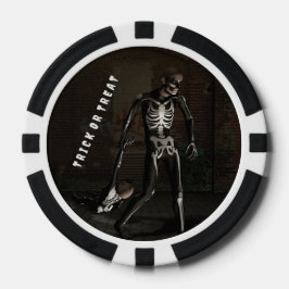 Süßes oder Saures. Mann als Skelett verkleidet Pokerchips