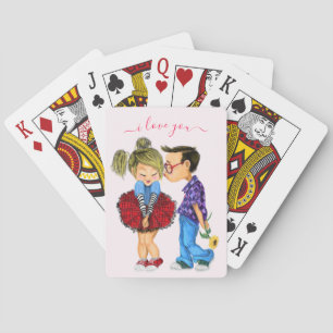 Süßes romantisches Paar spielt Karten Spielkarten