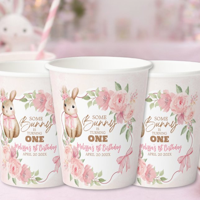 Süßes rosa florales Some Bunny wird eins Geburtsta Pappbecher (Von Creator hochgeladen)