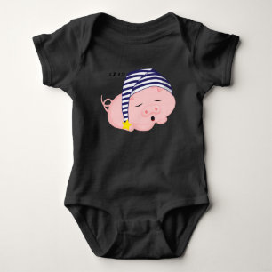 Süßes rosa Schwein, das in einer Nachtmütze schläf Baby Strampler