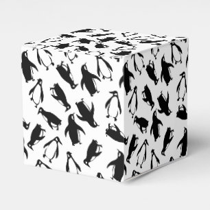 Süßes schwarz weißes Pinguinmuster weißer Hintergr Geschenkschachtel