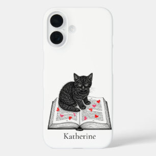 Süßes schwarzes Kätzchen auf einem Buch, personali iPhone 16 Hülle