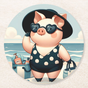 Süßes Schwein im Polka-Punkt-Badeanzug am Strand Runder Pappuntersetzer