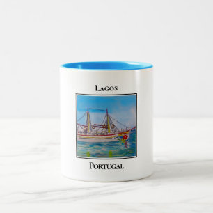 Süßes Segelboot im Hafen von Lagos, Portugal Zweifarbige Tasse