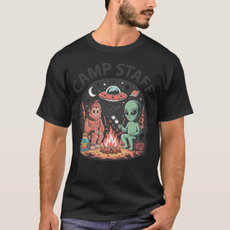 Süßes Sommercamp-Personal Außerirdischer Bigfoot C T-Shirt