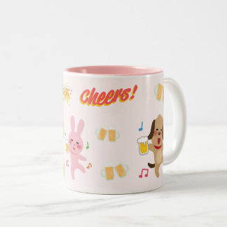 Süßes Tier prostet mit Bierkrug. Zweifarbige Tasse