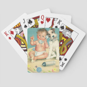 Süßes Vintage-Baby, das mit Hund am Telefon sprich Spielkarten